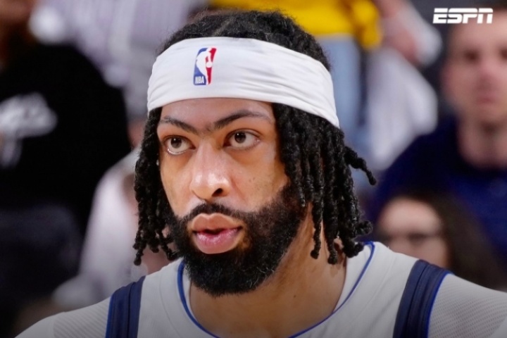 Shams：濃眉接受了視網(wǎng)膜脫落手術(shù) 預(yù)計(jì)訓(xùn)練營(yíng)前能恢復(fù)！