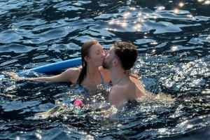 性感比基尼+水中激吻??！女友曬度假合照 申京：我的最愛