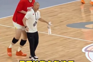 球員瘋狂欺負教練，教練卻還是拿她當寶！
