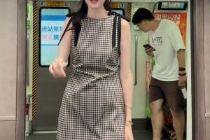 這大長(zhǎng)腿！許諾：沉浸式體驗(yàn)兩米女生坐地鐵的苦惱~