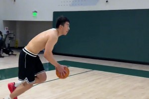 這跑跳能力真可以！王俊杰輕松秀出胯下?lián)Q手暴力扣籃??